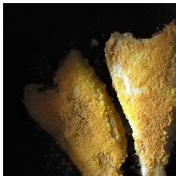 1. Этап. Жареная камбала в хрустящей панировке: Выкладываем на сковороду. Жарим рыбу до хрустящих корочек с обеих сторон. Рыба плоская и жарится очень быстро.