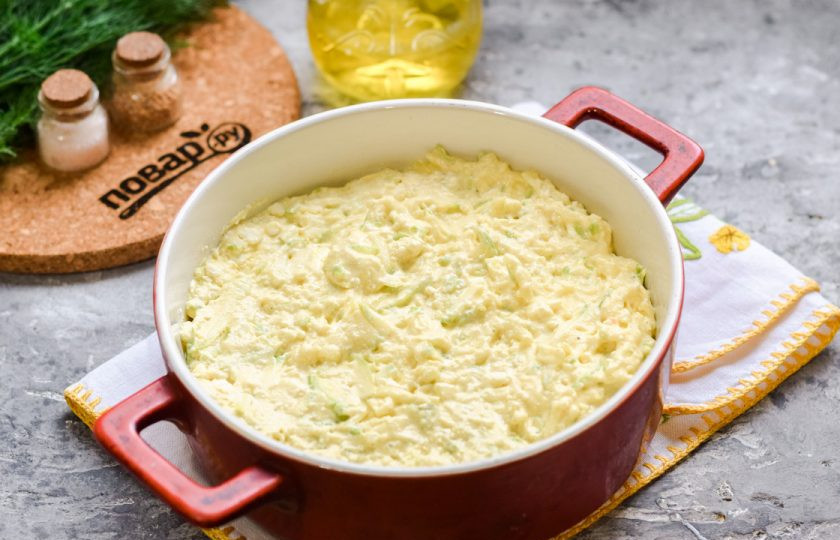 1. Этап. Пирог с кабачком и творогом: Перемешайте все ингредиенты. Форму для духовки смажьте маслом, выложите тесто. Запекайте 30-35 минут.