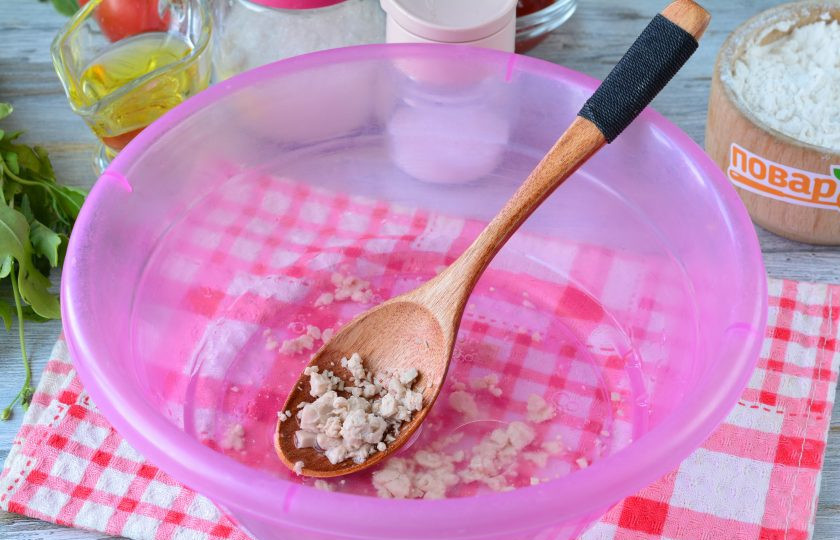 1. Этап. Пицца с прошутто и рукколой: Раскрошите дрожжи и размешайте.