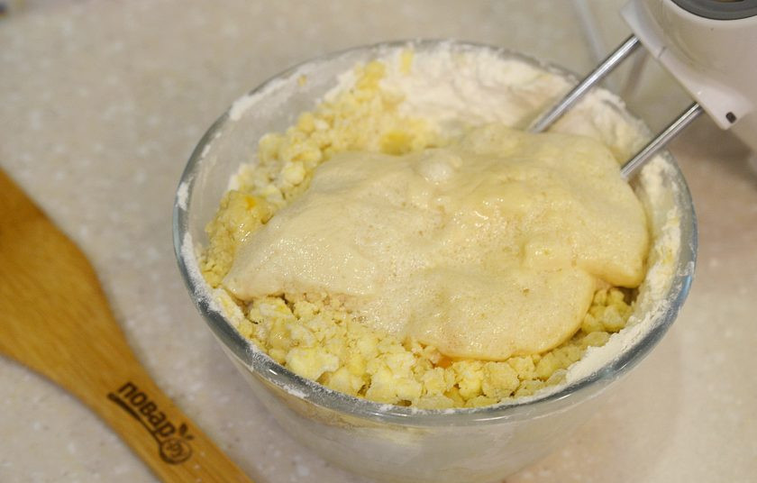 1. Этап. Пирожное Жербо: 5. Добавьте дрожжевую массу.