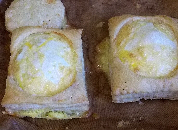 1. Этап. Яйца, запеченные с сыром: Допекайте в духовке в течение 15 минут.