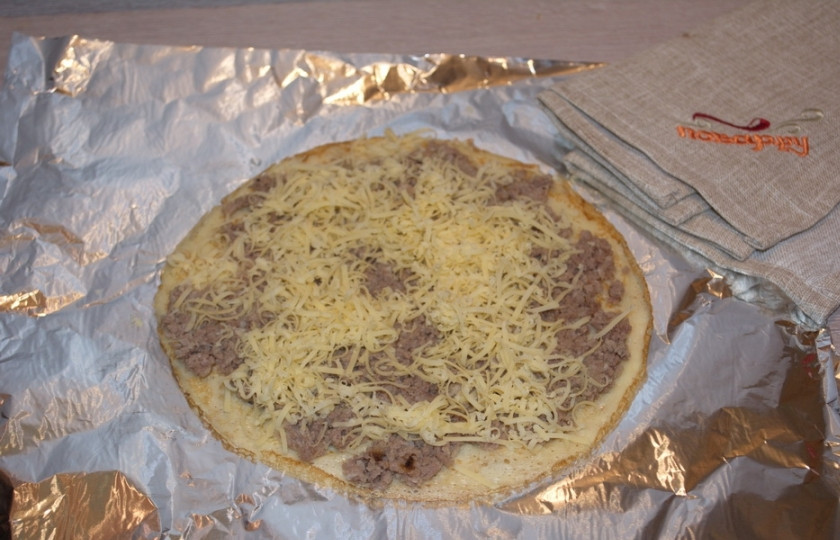 1. Этап. Блинный пирог с фаршем: Натрите на терке твердый сыр. Распределите по блинчику небольшую часть сыра.