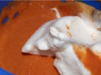 1. Этап. Торт Шифон: 3. Белки взбить со столовой ложкой сахара до плотной пены. Отложить немного к тесту и аккуратно перемешать.