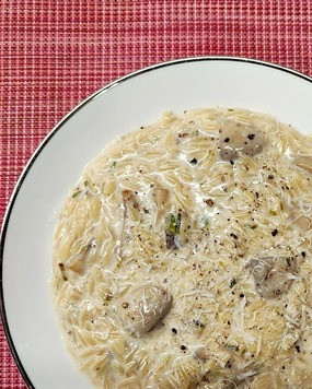 1. Этап. Ризотто из пасты с грибами: Готовое блюдо посыпать свежемолотым перцем и тертым пармезаном.