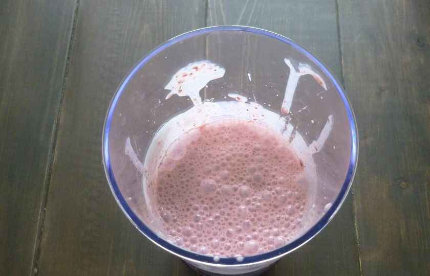 1. Этап. Смузи с вишней и корицей: Добавьте йогурт, взбейте до однородности.