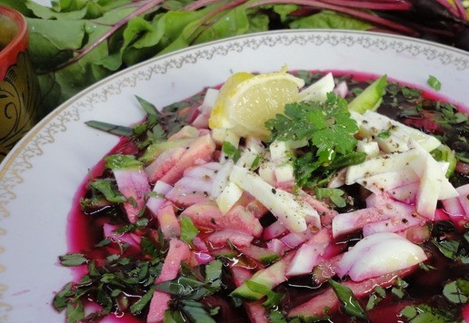 1. Этап. Летний холодный свекольник: Яйца отварить вкрутую (8–10 минут), охладить и нарезать кубиками. Огурцы нарезать мелкими кубиками или соломкой. Лук зеленый нашинковать и перетереть с солью. В порционную тарелку налить охлажденный отвар со свекольными кубиками, добавить картофель, лук с солью, нарезанный огурец, затем — нарезанное яйцо, сверху полить оливковым маслом (или, по желанию, добавить сметану), украсить рубленой зеленью.