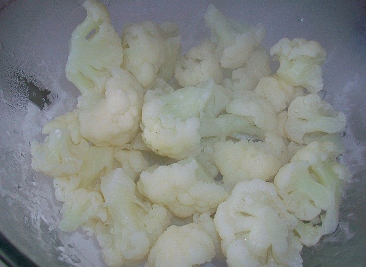 1. Этап. Цветная капуста жареная в муке: Затем сливаем воду и ждем, пока капуста немного остынет. Потом добавляем к нем муку, перец и соль.