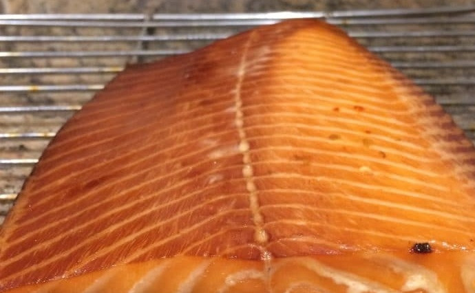 1. Этап. Маринад для копчения рыбы: 3. Установите поддон с рыбой в коптильню, налейте в нижний поддон немного воды, после появления дыма коптите рыбу 2 часа при температуре 100 градусов, затем — 2 часа при температуре 140 и 2 часа при температуре 175 градусов. Каждый раз увеличивая температуру, поливайте рыбу маринадом. Удалите из коптильни рыбу и оставьте ее на 1 час.