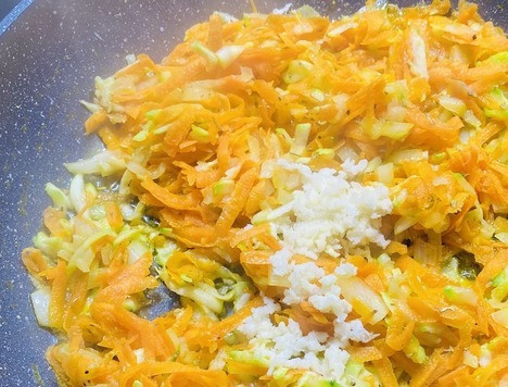 1. Этап. Рулет из фарша индейки с овощами и яйцами: Обжарить 5-7 минут, добавить 2 зубчика чеснока (по вкусу) перемешать