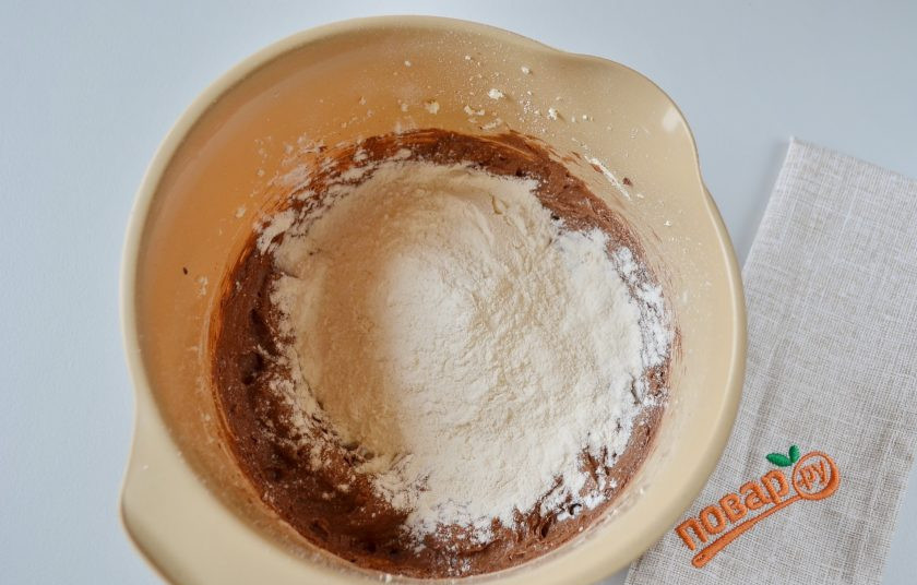 1. Этап. Торт 3 шоколада: 7. Всыпьте просеянную муку.