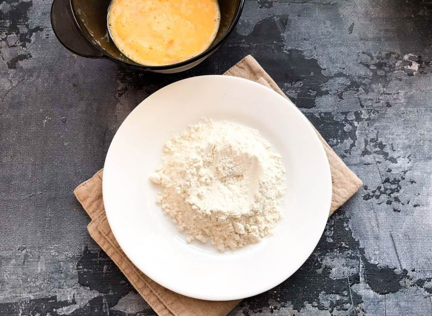 1. Этап. Куриные отбивные в маринаде: В отдельной емкости взбейте яйцо.