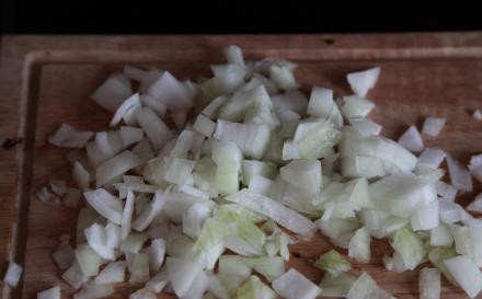 1. Этап. Гуляш с грибами и мясом: Пока мясо обжаривается, чистим лук и нарезаем на кубики.