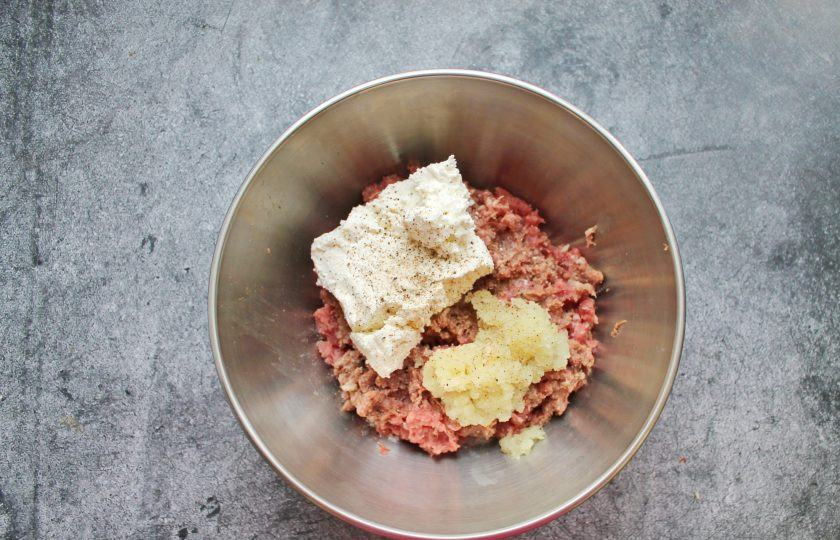 1. Этап. Котлеты из бобра: Добавьте в фарш творог и пропущенный через мясорубку репчатый лук.