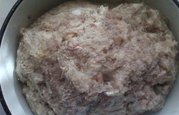 1. Этап. Котлеты из карпа: Тщательно перемешиваем все до состояния однородности.