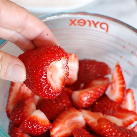 1. Этап. Сырой клубнично-малиновый джем: Отрываем хвостики клубники.