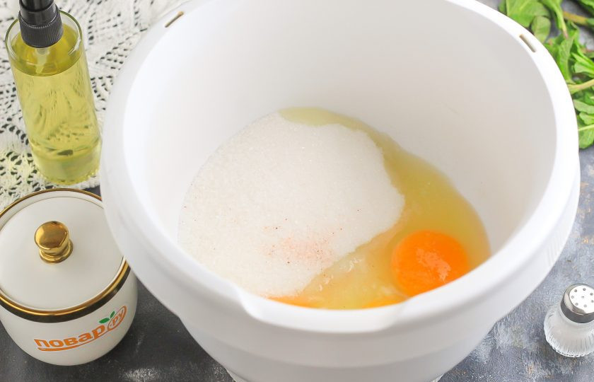 1. Этап. Трайфлы Красный бархат: Вбейте куриные яйца в чашу миксера или кухонного комбайна, всыпьте сахар и соль. Взбейте в течение 3-4 минут в пышную пену.