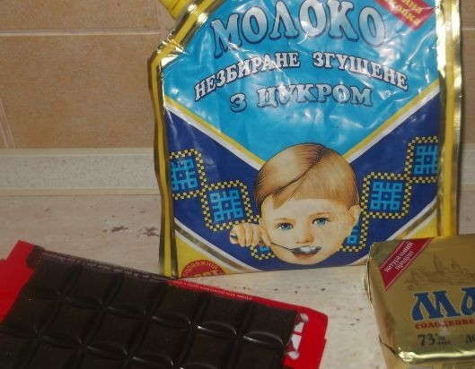 1. Этап. Шоколадный крем с вишней: 1. Этот крем можно приготовить для любого бисквитного торта. Свежая вишня идеально сочетается с шоколадными коржами, а в данном рецепте она входит в состав крема в виде сиропа варенья. При желании можно оставить целые ягоды, а еще лучше прослойку в торте сделать из крема и свежей вишни.