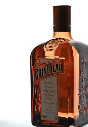 1. Этап. Коктейль Космополитен: 1. Охладите как следует все жидкие компоненты коктейля, чтобы добиться наиболее приятного вкуса напитка.