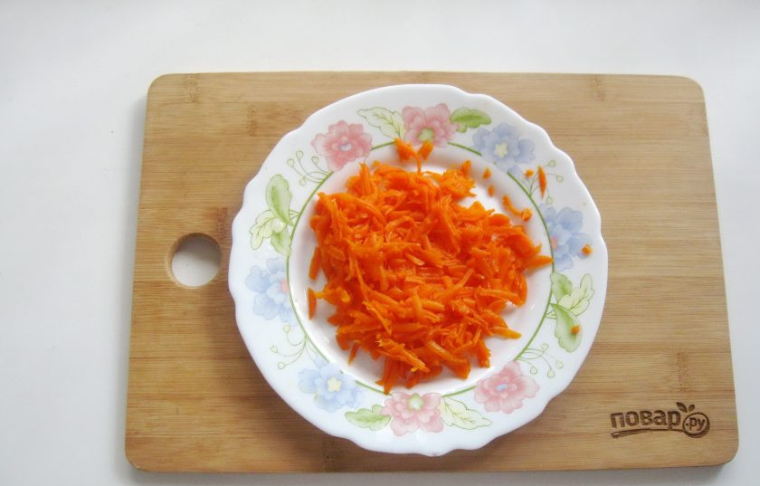 1. Этап. Салат Счастливый Ганс: Морковь сварите до мягкости, охладите и очистите. Натрите на терке.