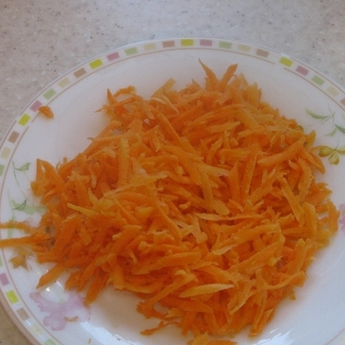 1. Этап. Рис с морепродуктами в мультиварке: Морковь очистите и натрите на крупной терке.