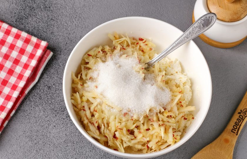 1. Этап. Сырники с яблоками в духовке: Добавьте тёртое яблоко и сахар по вкусу.