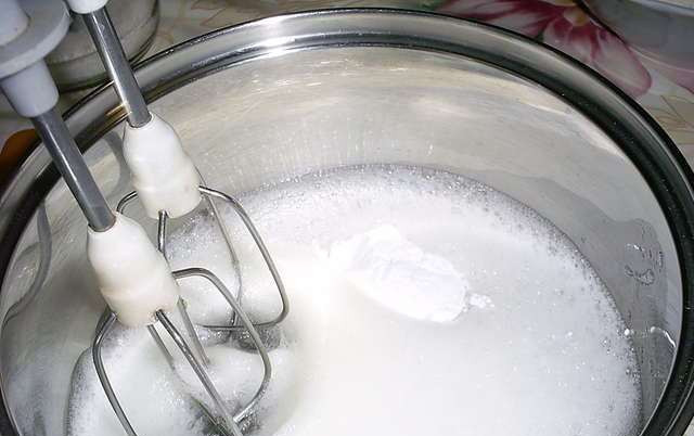 1. Этап. Безе в мультиварке: Охлажденные яичные белки смешиваем с солью и сахарной пудрой. С помощью миксера взбиваем белки до густой пены. Добавляем немного лимонного сока, тщательно перемешиваем.