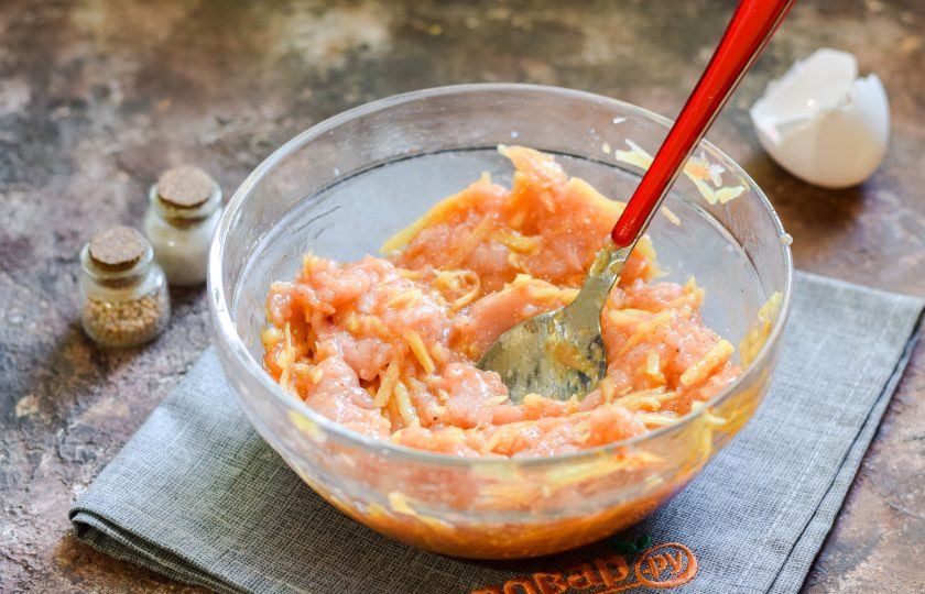 1. Этап. Котлеты из индейки с картошкой: Тщательно перемешайте все ингредиенты.