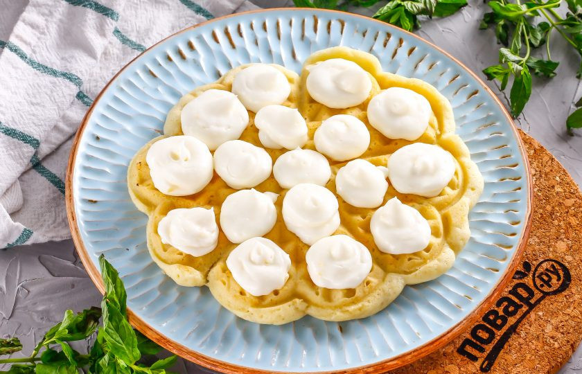 1. Этап. Торт из венских вафель: С помощью кулинарного шприца нанесите крем на вафли, аккуратно распределяя его по поверхности выпечки. Если торт сразу же будете подавать к столу, то каждый слой вафель пропитайте сиропом перед выкладкой крема на него.