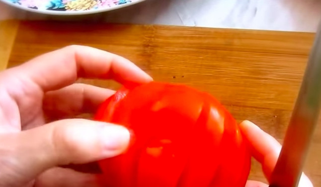 1. Этап. Интересные закуски: У помидоров вырежьте место, где крепится плодоножка. А затем сделайте глубокие прорезы, по 4-5 штук, как гармошку, но не режьте до конца.