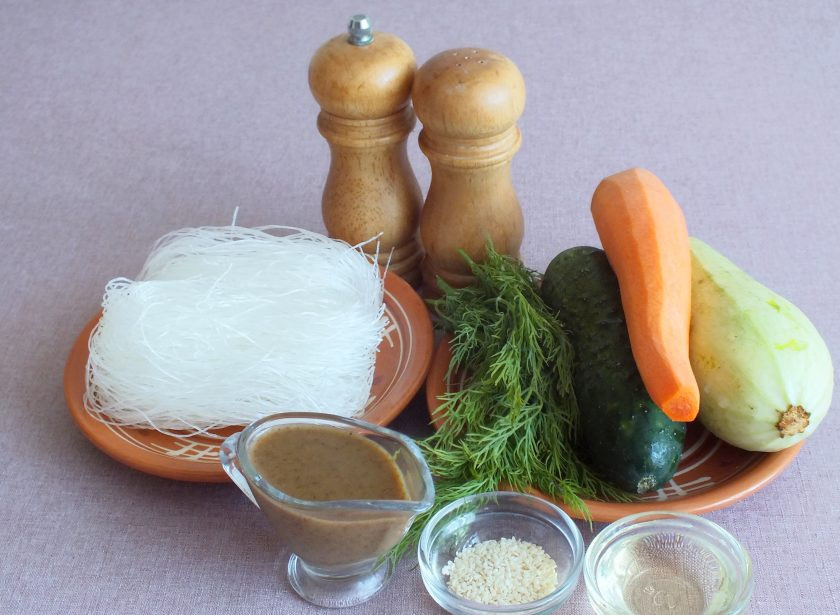 1. Этап. Фунчоза в мультиварке: Подготовьте необходимые ингредиенты.