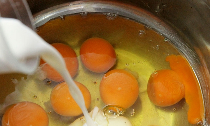 1. Этап. Запеканка с брокколи, и сыром, и грибами: Тем временем в отдельную емкость вбиваем яйца. Вливаем молоко и добавляем раскрошенный сыр.