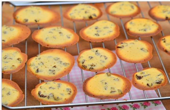 1. Этап. Печенье с ромом и изюмом: Ставим в разогретую до 180 градусов духовку буквально на 6-8 минут. Затем достаем, снимаем с противня и остужаем. Печенье готово :)