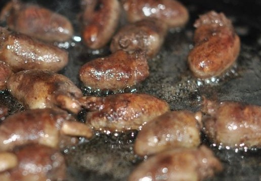 1. Stage. Chicken Heart Gravy: In vegetable oil, fry the hearts until golden brown for 10 minutes.