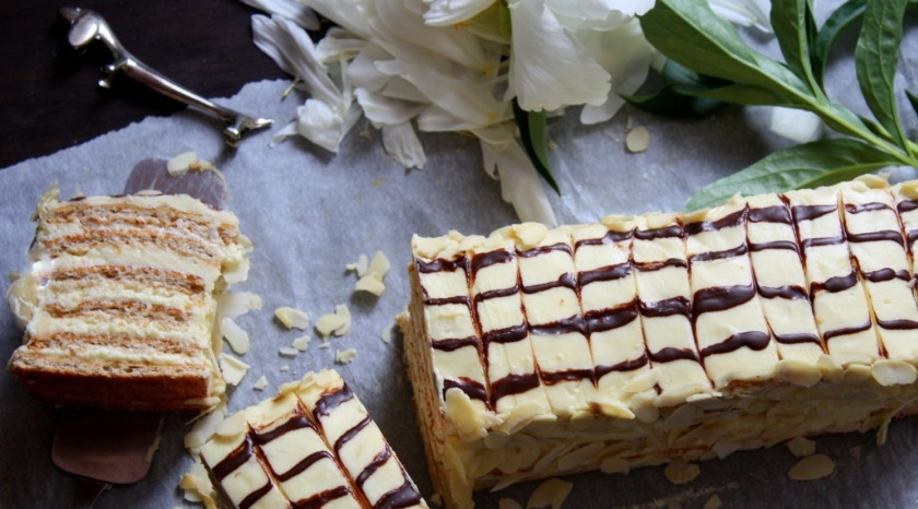 1. Этап. Пирожное Эстерхази: 5. Складываем все полоски одна на одну, а — на верх корж с рисунком. Бока смазываем оставшимся кремом и посыпаем миндалем, отправляем в холодильник на 1 час. Наслаждаемся!