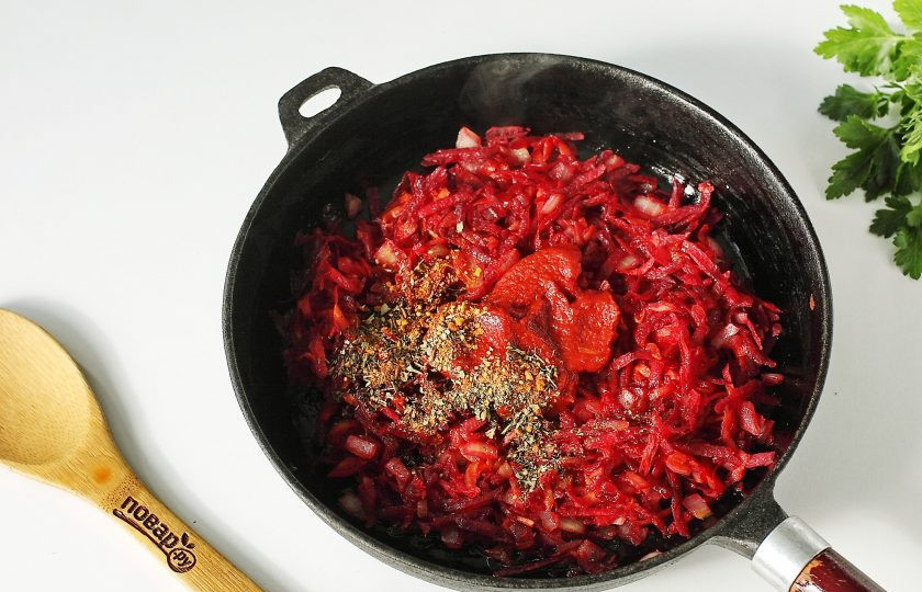 1. Этап. Борщ с горохом: Обжарьте все вместе до готовности. Добавьте томатную пасту и специи.