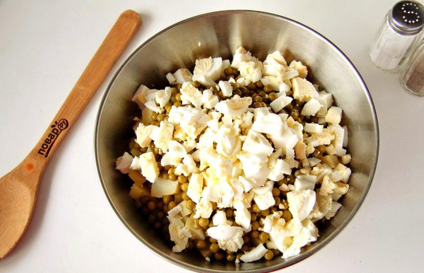 1. Этап. Оливье без моркови: Яйца очистите и нарежьте кубиками.