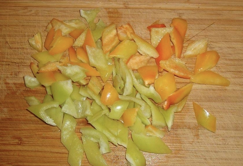 1. Этап. Рыба в кисло-сладком соусе по-китайски: 2. Не менее крупно нарежьте помытый и очищенный от семян перец.