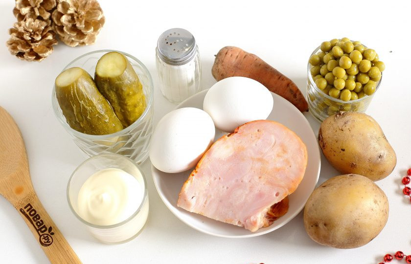 1. Этап. Оливье с бужениной: Подготовьте все ингредиенты. Заранее отварите картофель, морковь и яйца, остудите.