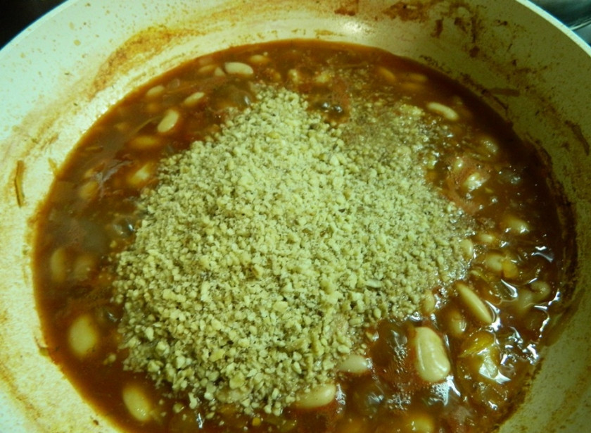 1. Этап. Лобио с орехами: Затем добавляем орехи и перемешиваем.