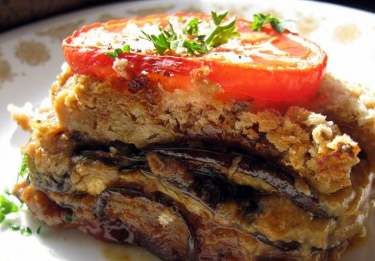 1. Этап. Мусака вегетарианская: Достаем из духовки, украшаем зеленью, режем, ждем минут 10-15, пока чуть остынет, раскладываем по тарелкам и наслаждаемся. Приятного аппетита!