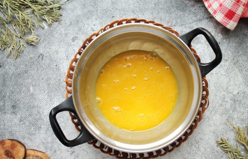 1. Этап. Снежки из белков: Желтки разотрите до однородности.