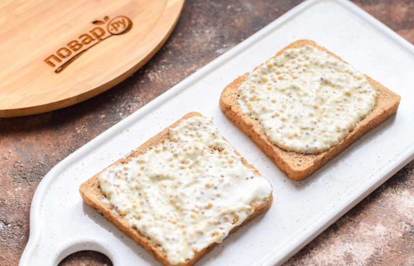 1. Этап. Индийские бутерброды: Два ломтика хлеба смажьте щедрым слоем соуса.