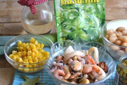 1. Этап. Салат из морепродуктов с фасолью, кукурузой и каперсами: 1. Вот такой интересный, яркий и разнообразный набор ингредиентов вам потребуется.