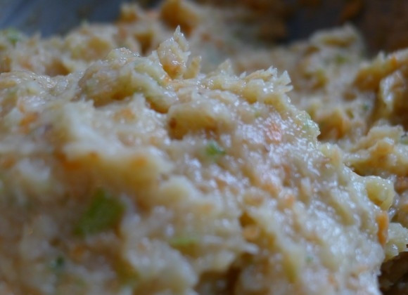 1. Этап. Котлеты на скорую руку: Посолить и поперчить фарш, перемешать.