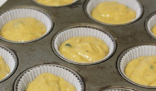 1. Этап. Тыквенные маффины с черникой: Разложить тесто по формочкам, поставить в духовку, разогретую до 180°С, и выпекать до готовности, примерно 20-25 минут.