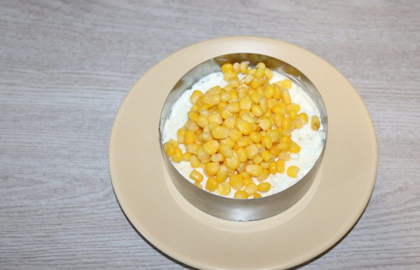 1. Этап. Слоёный салат с жаренными шампиньонами: Третий слой - кукуруза.