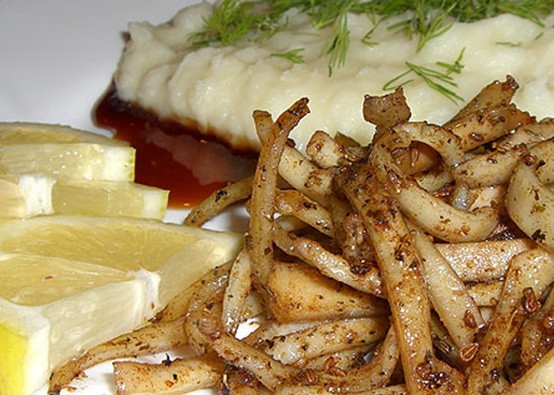 1. Этап. Кальмары с картофелем: Кальмары подаем с картофельным пюре и лимоном. Приятного аппетита!