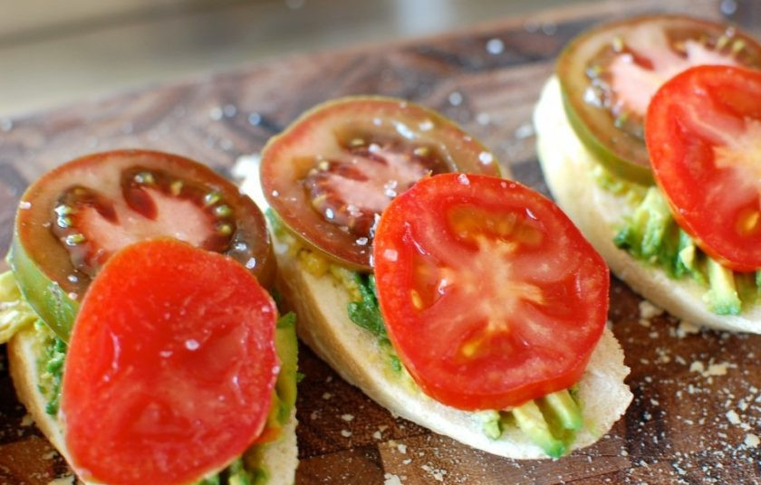 1. Этап. Брускетта с авокадо и томатами: 5. Положите кольца помидора на авокадо.