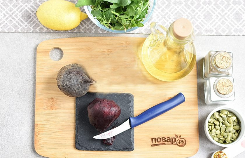 1. Этап. Салат из вареной свеклы с рукколой: Очистите свеклу от кожицы.