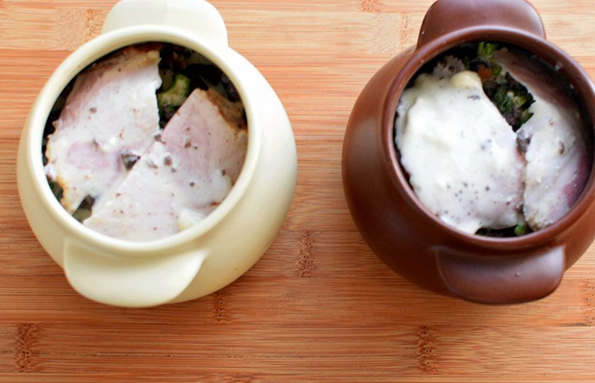 1. Этап. Жаркое с печенью индейки в горшочках: Уложите сверху тонкие ломтики грудинки или бекона. Сметану размешайте с солью и горячей водой и равномерно залейте горшочки. Посыпьте тимьяном, накройте крышечками и запекайте в духовке, разогретой до 180 градусов, около получаса.